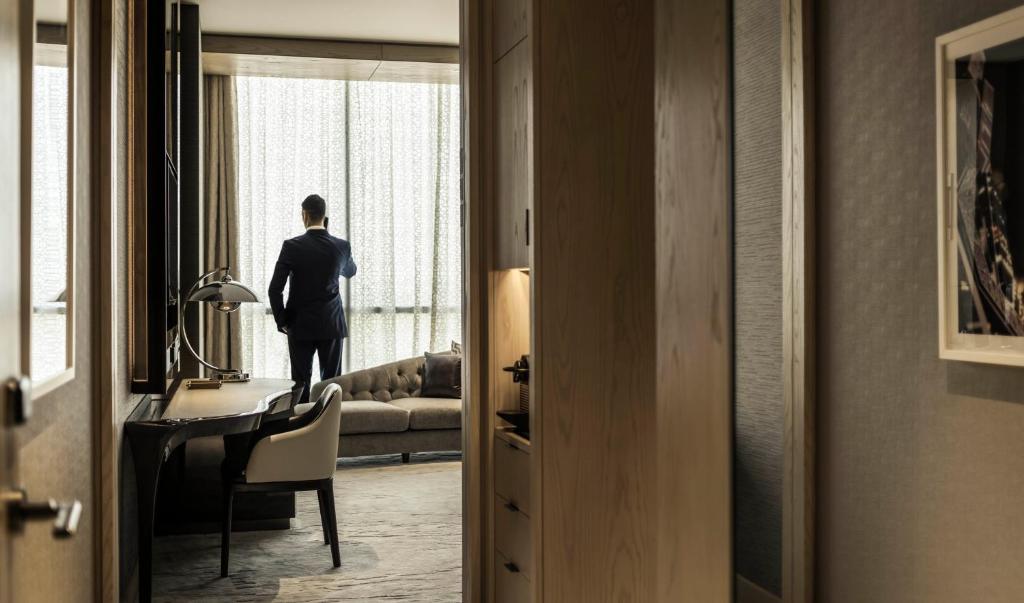 Superior King Room - Image 2