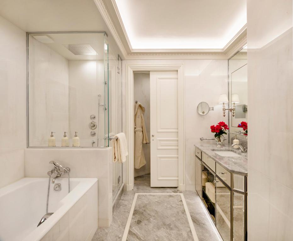 Deluxe King Room - Image 2