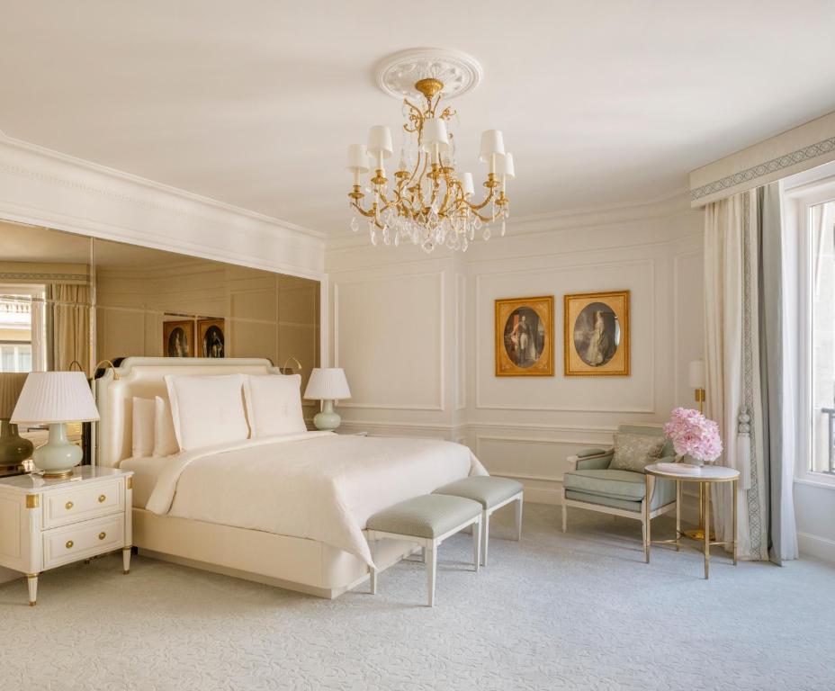 Executive Suite king bed - Image 1