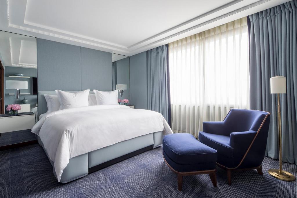 Ambassador Suite with King Bed - Image 1