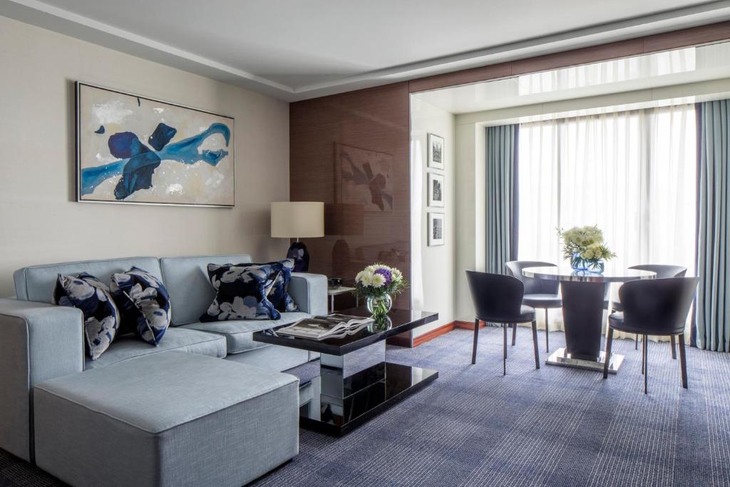 Ambassador Suite with King Bed - Image 2
