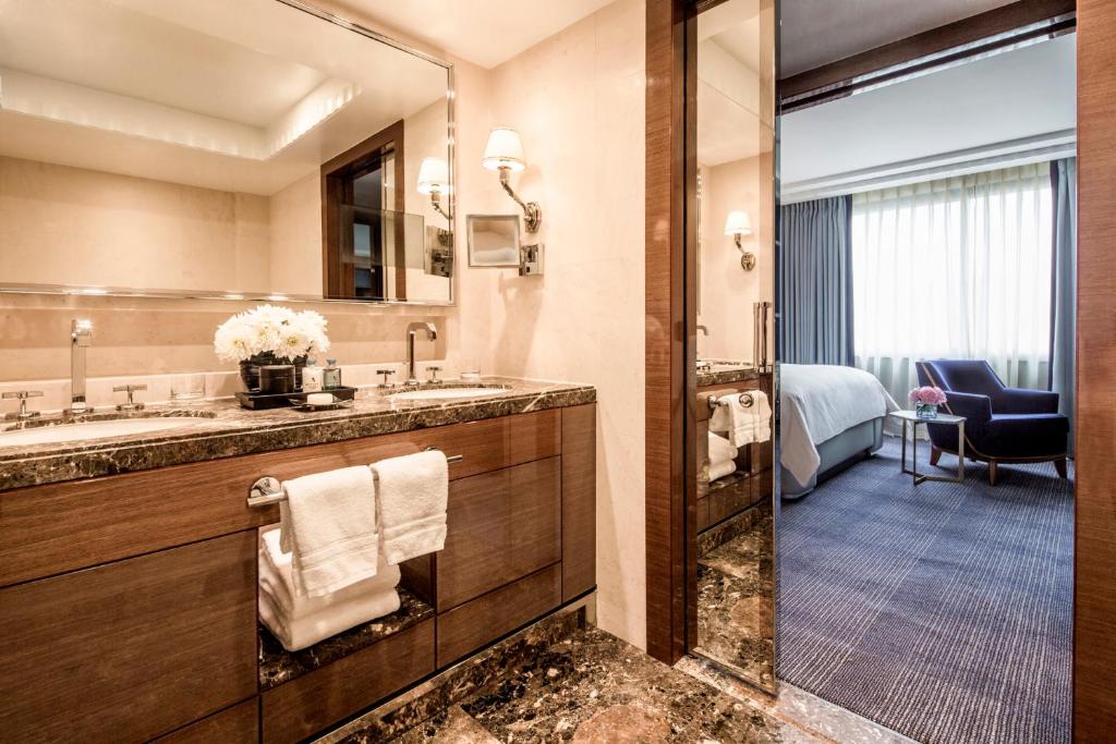 Ambassador Suite with King Bed - Image 3