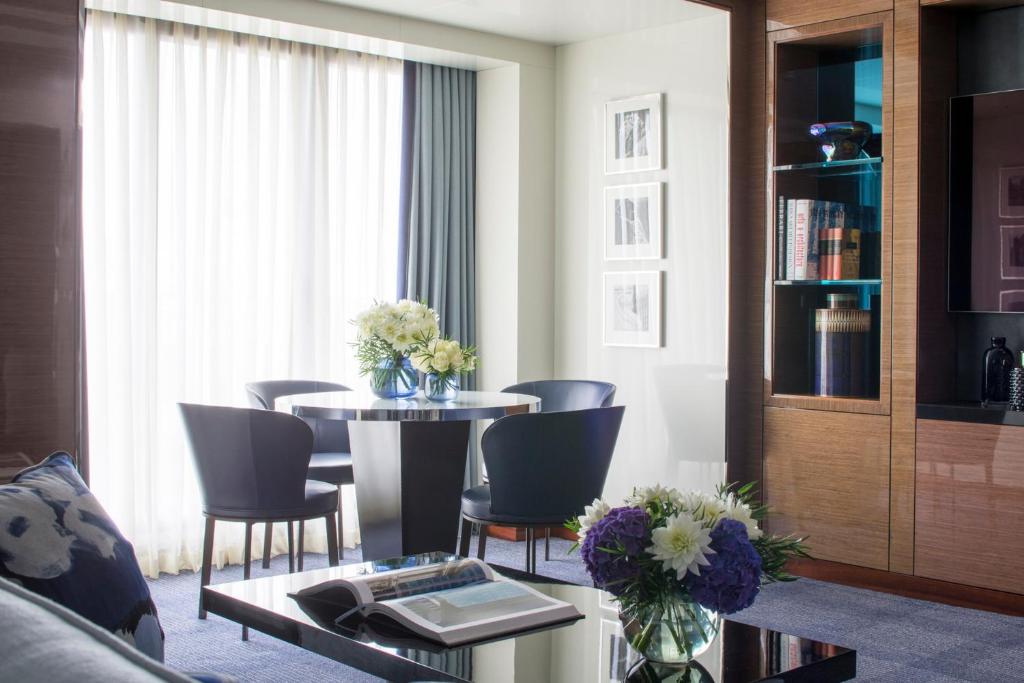Ambassador Suite with King Bed - Image 4