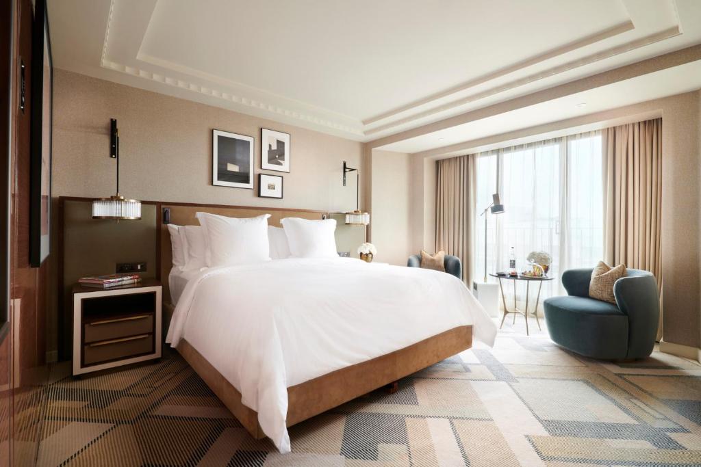 Deluxe King Room - Image 1