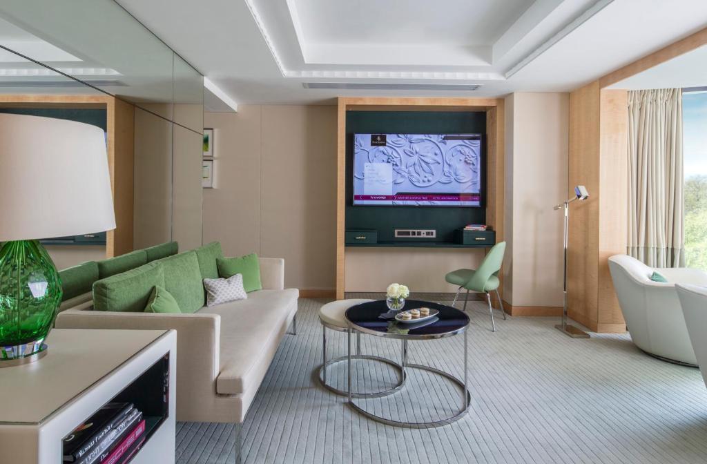 Mayfair Suite with King Bed - Image 4