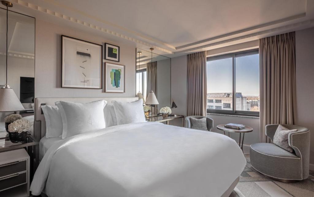Superior Room with King Bed - Image 1