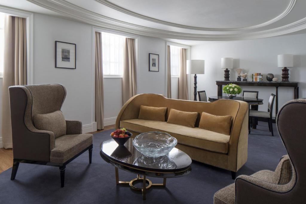 Deluxe One-Bedroom King Suite - Image 3