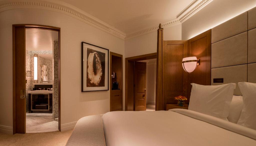Deluxe Room King Bed - Image 1