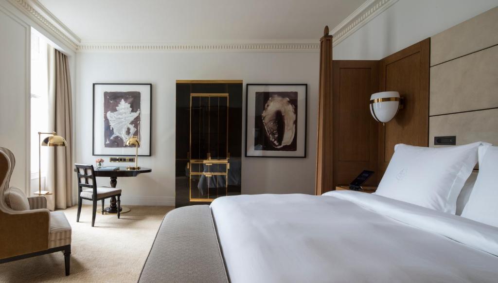 Premier Room king bed - Image 1