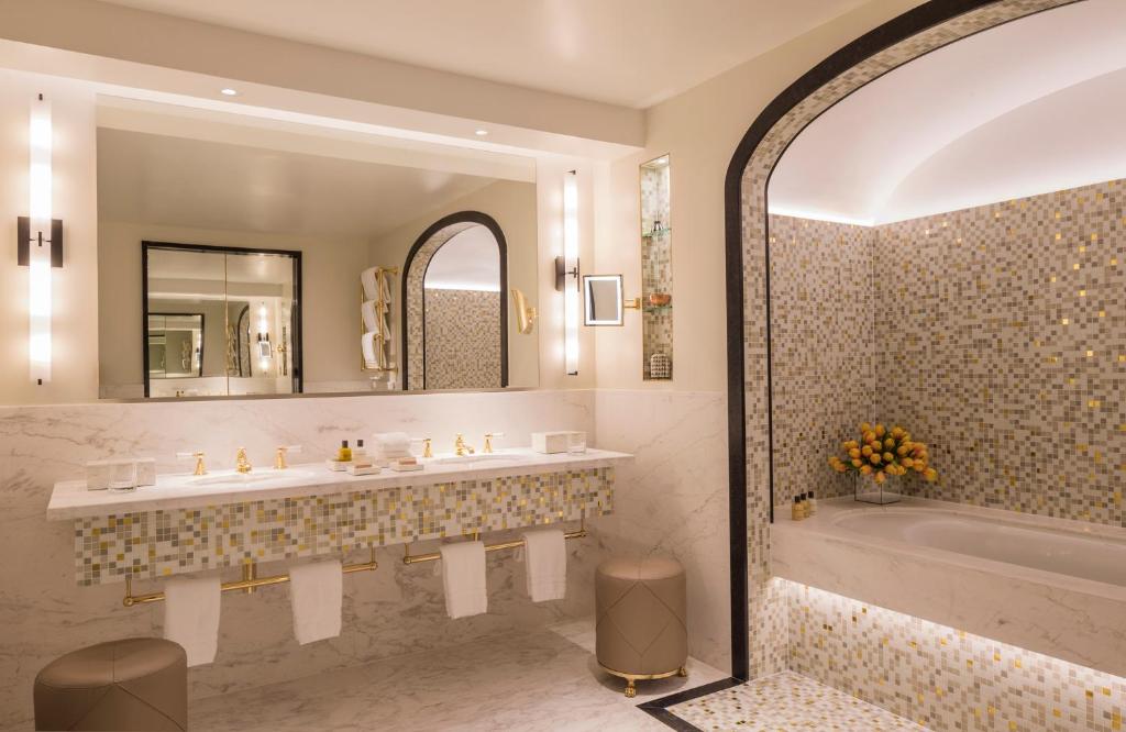 Royal Garden Suite - Image 3