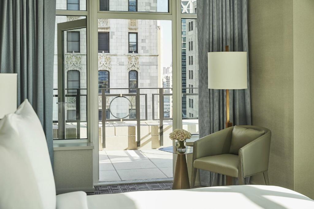 Gotham Suite with Terrace - Image 4