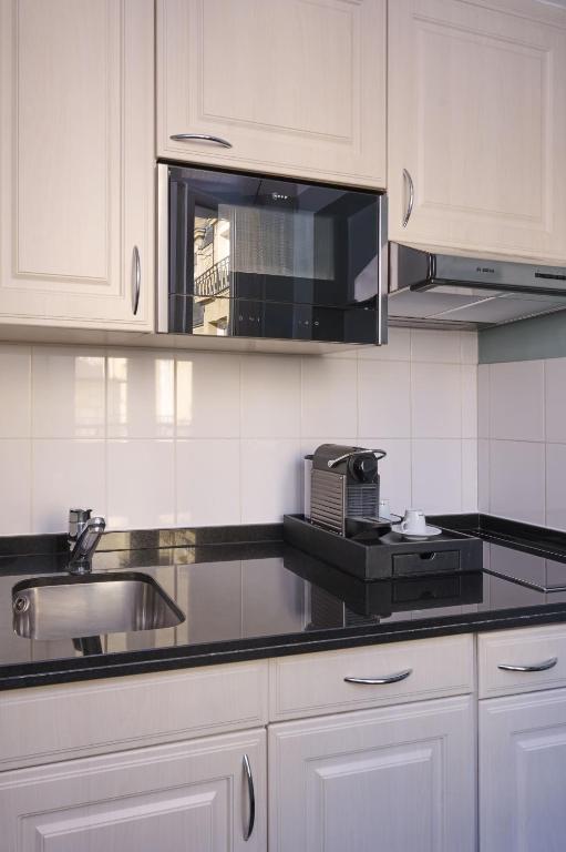 Deluxe Suite with Patio View - Image 3