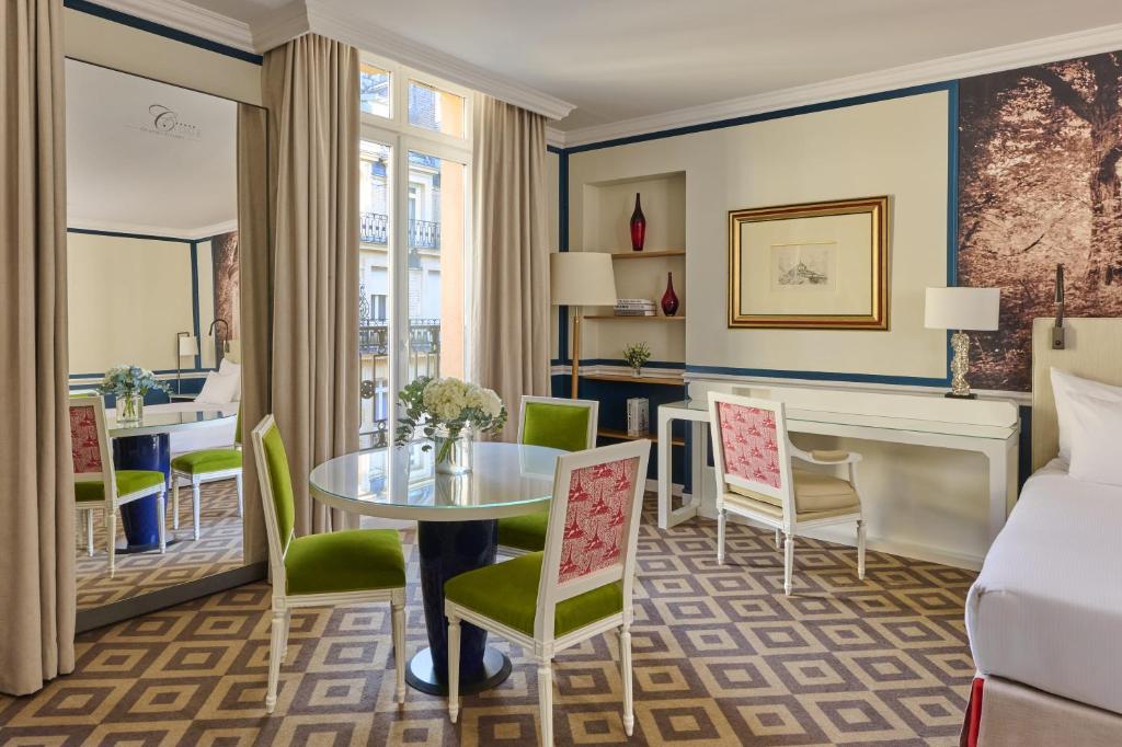 Deluxe Suite with Patio View - Image 6