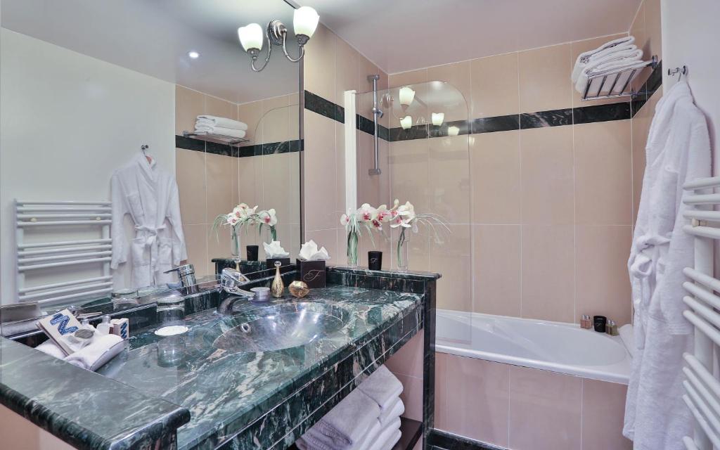 One Bedroom Deluxe Suite with Patio View - Image 1