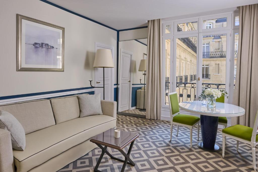 One Bedroom Deluxe Suite with Patio View - Image 3