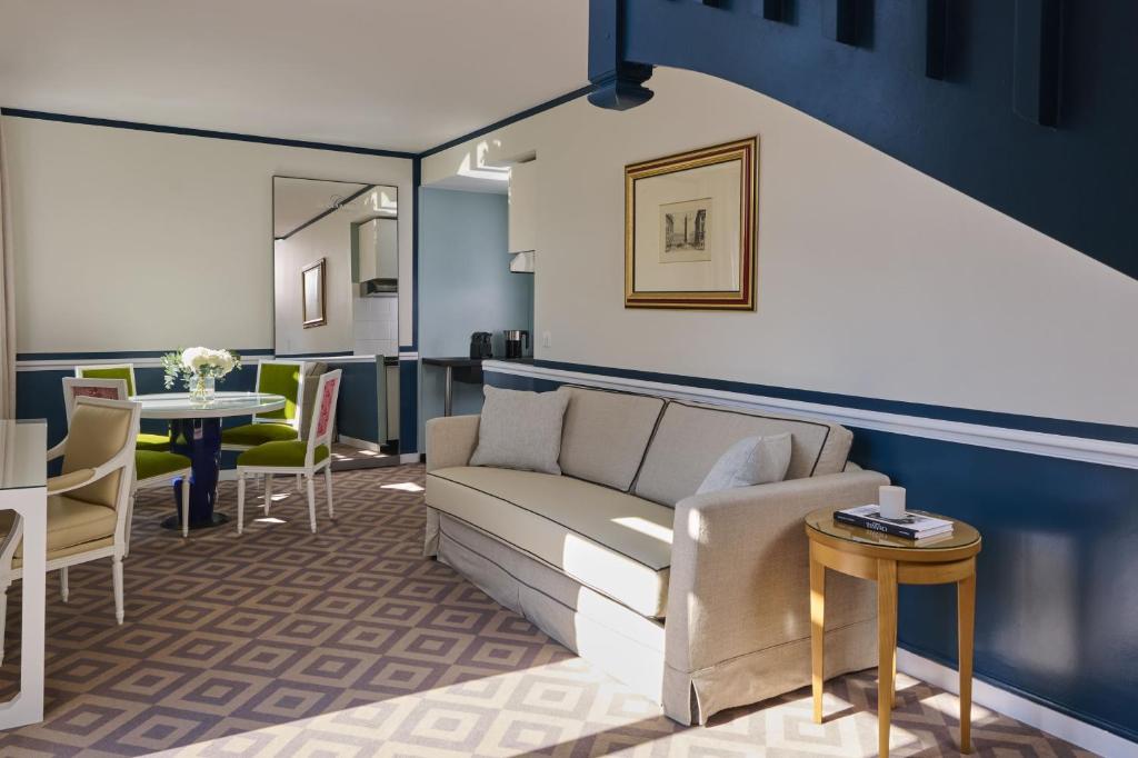 One Bedroom Deluxe Suite with Patio View - Image 4