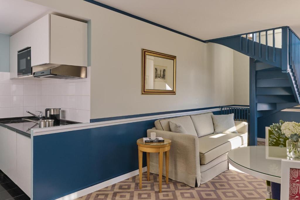 One Bedroom Deluxe Suite with Patio View - Image 5