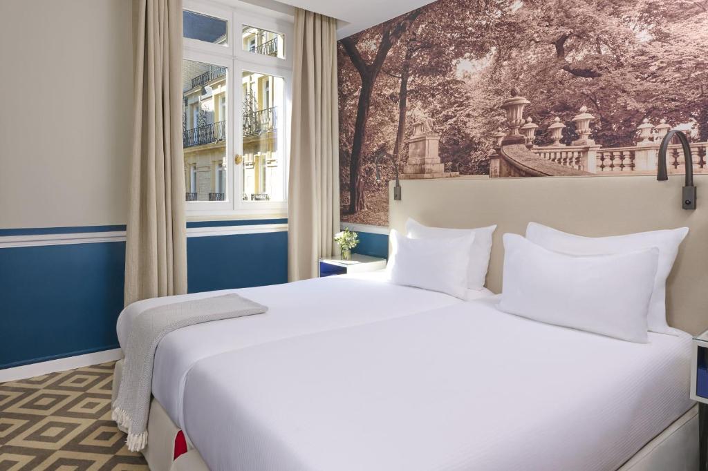 One Bedroom Deluxe Suite with Patio View - Image 6