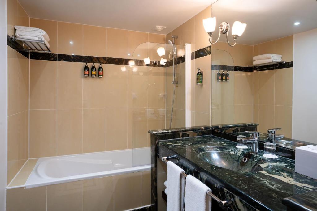 One Bedroom Deluxe Suite with Patio View - Image 7