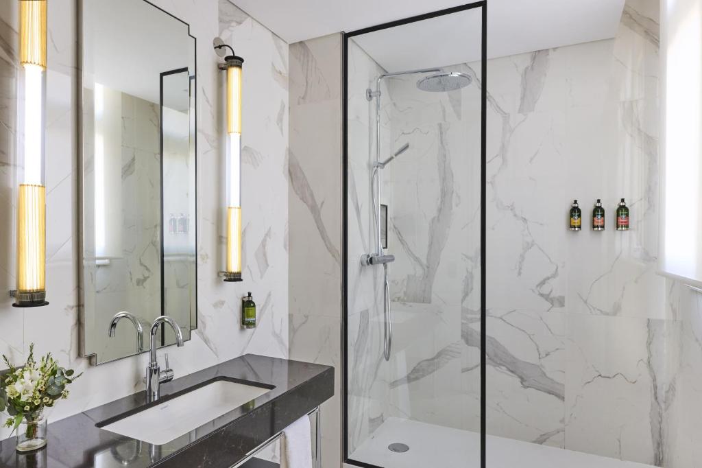 One Bedroom Premier Suite - Image 5