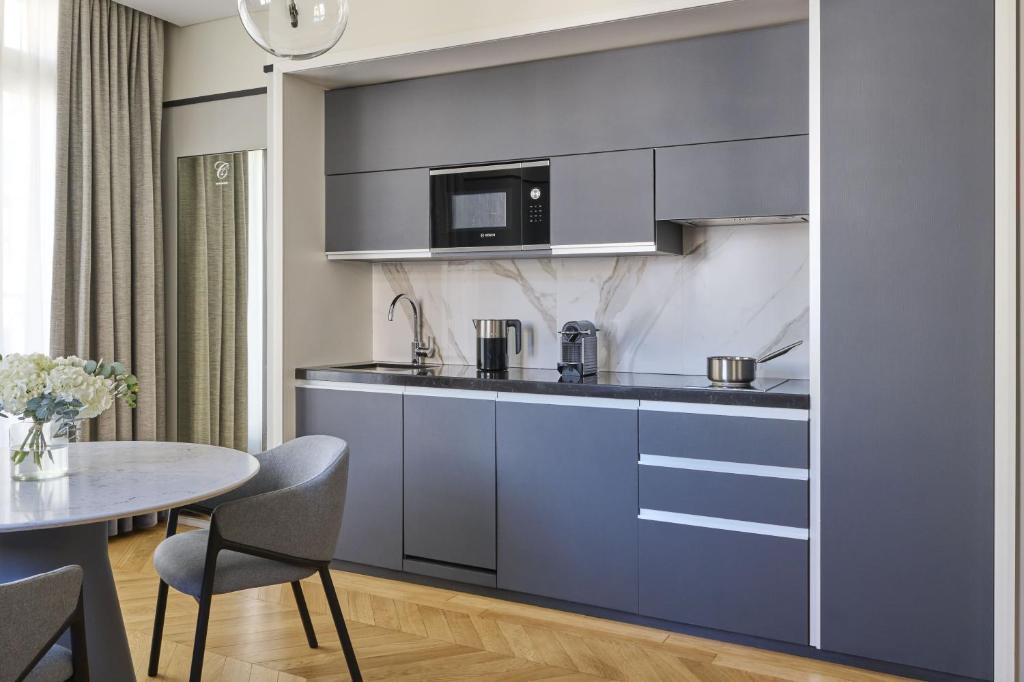 One Bedroom Premier Suite - Image 7