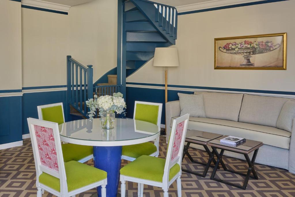 Two-Bedroom Deluxe Suite with Patio View - Image 5