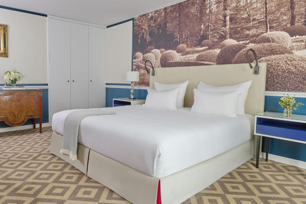 Two-Bedroom Deluxe Suite with Patio View - Image 8