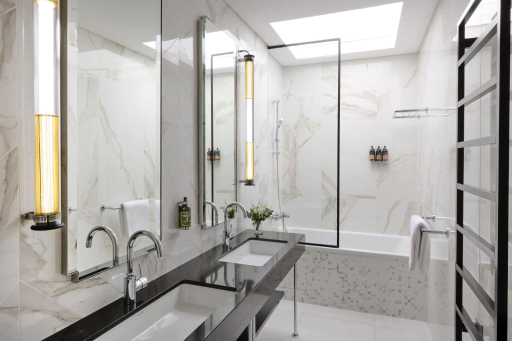 Two bedroom Premier Suite - Image 4