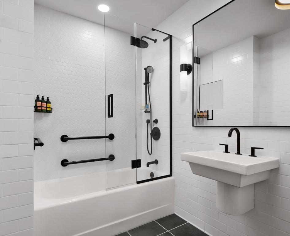 Gansevoort One-Bedroom King Suite - Image 2