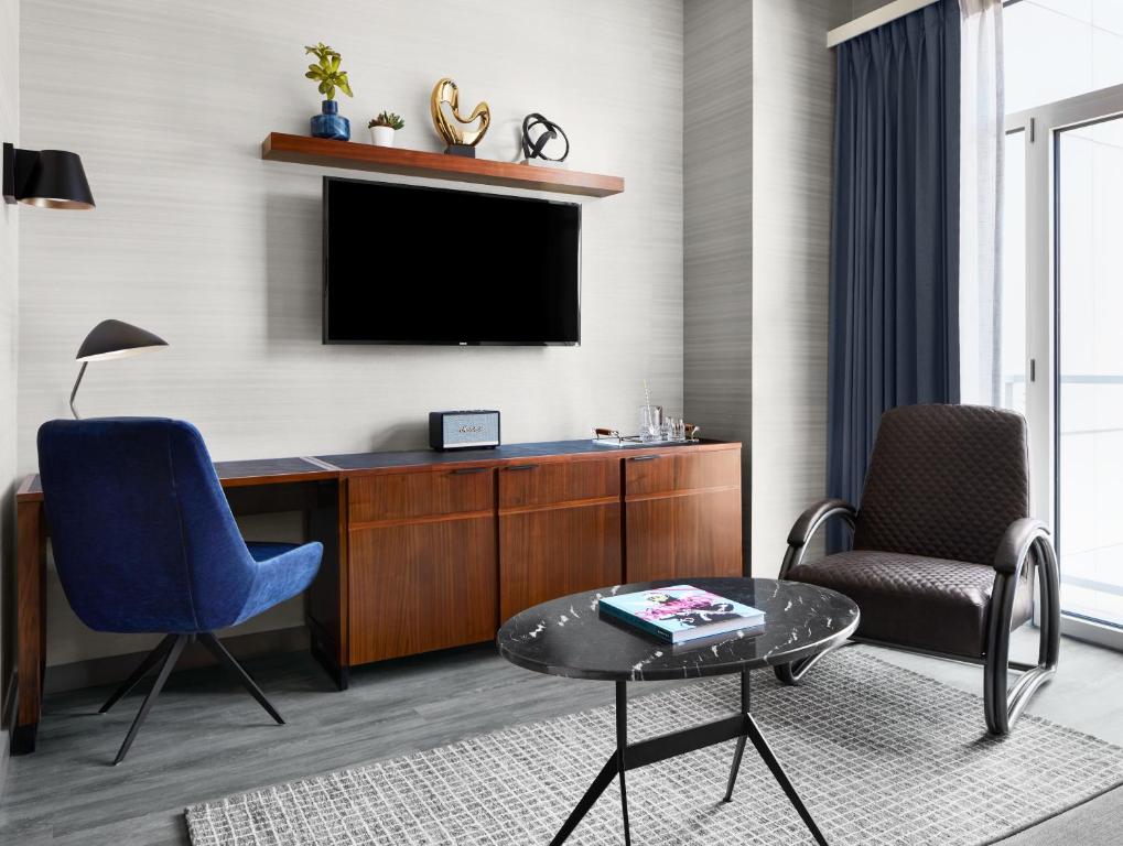 Manhattan One-Bedroom King Suite - Image 4