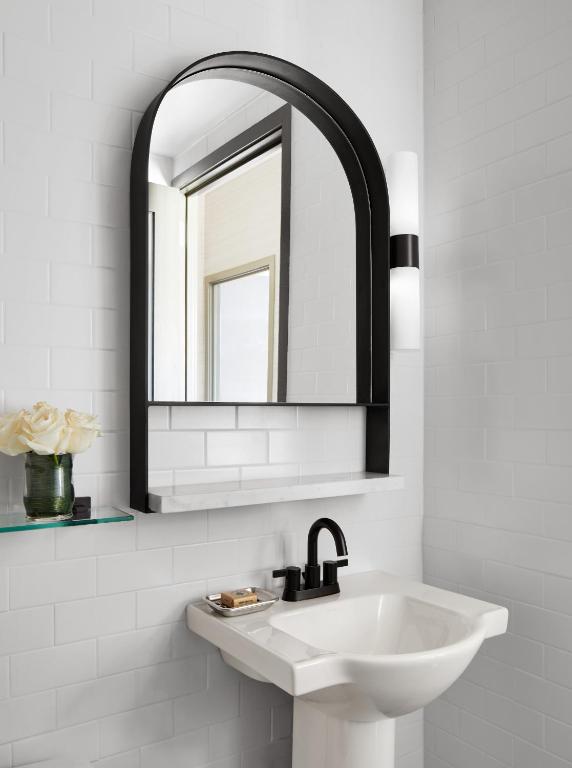 Manhattan One-Bedroom King Suite - Image 5