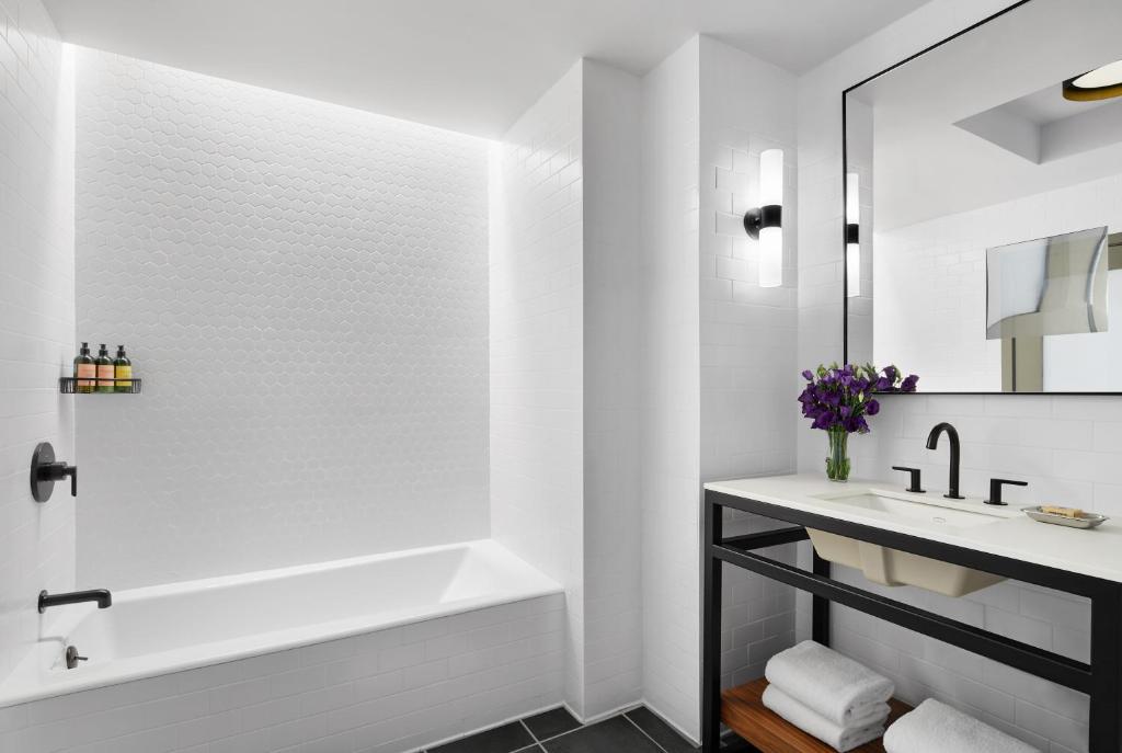 Manhattan One-Bedroom King Suite - Image 7