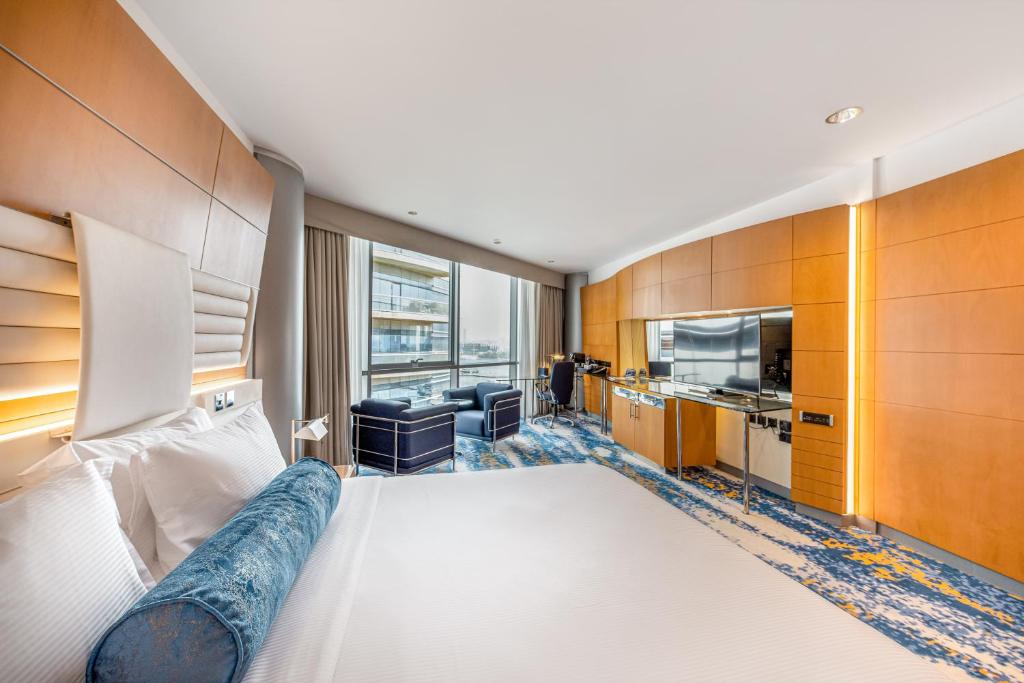 Deluxe King Room - Image 1