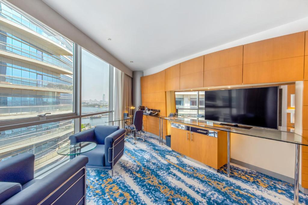 Deluxe King Room - Image 2