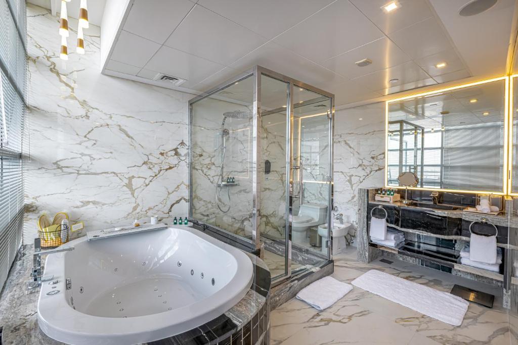 Golden Suite waterfront with Terrace - Image 8