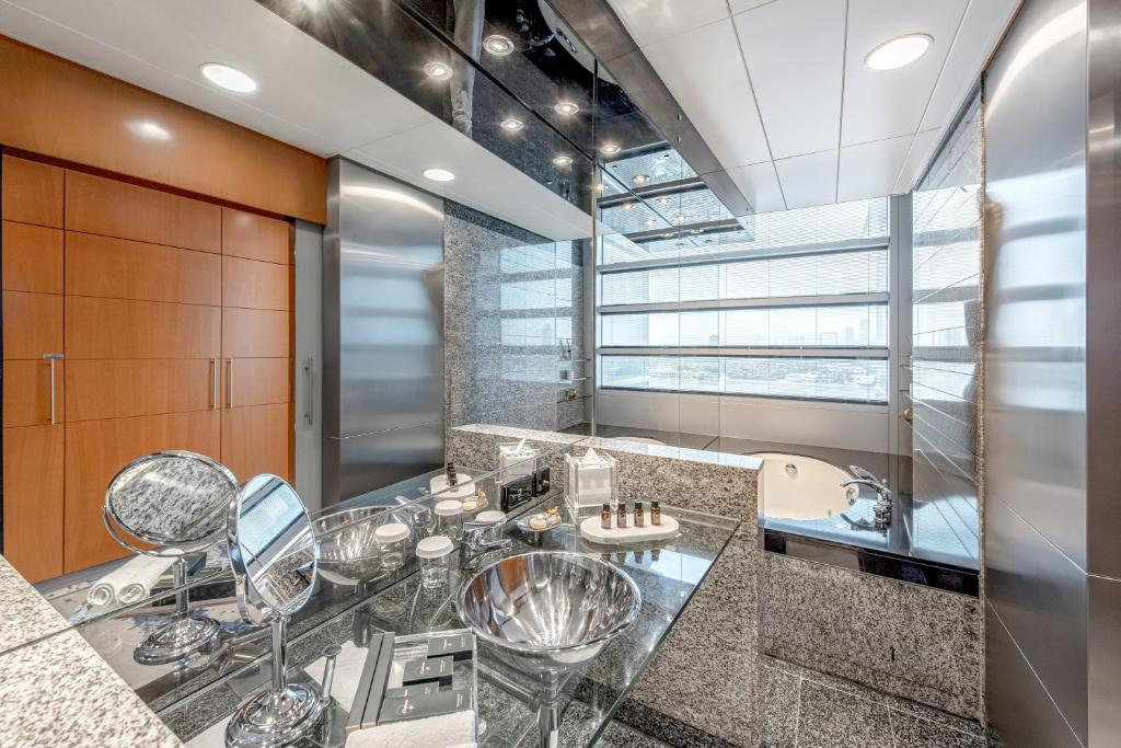 Grand Suite waterfront with Terrace - Image 4