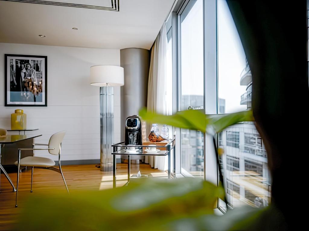 Grand Suite Waterfront - Image 10