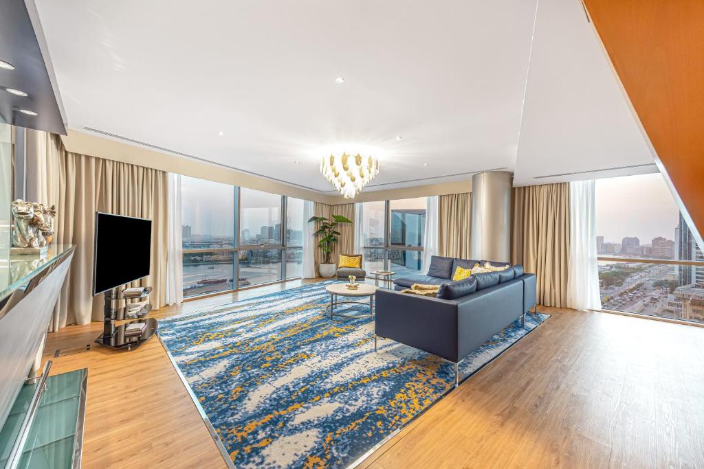 Grand Suite Waterfront - Image 1