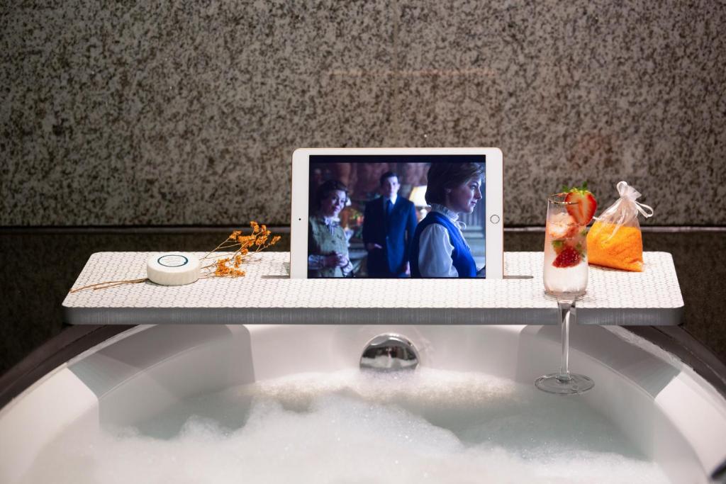 Premier Waterfront Panoramic View - Image 7