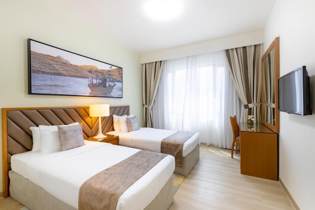 Grand Premier Three Bedroom Suite with Balcony - Image 4