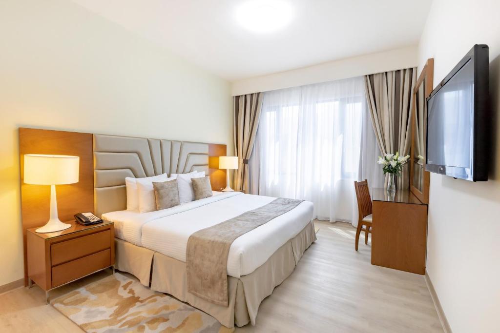 Grand Premier Three Bedroom Suite with Balcony - Image 5