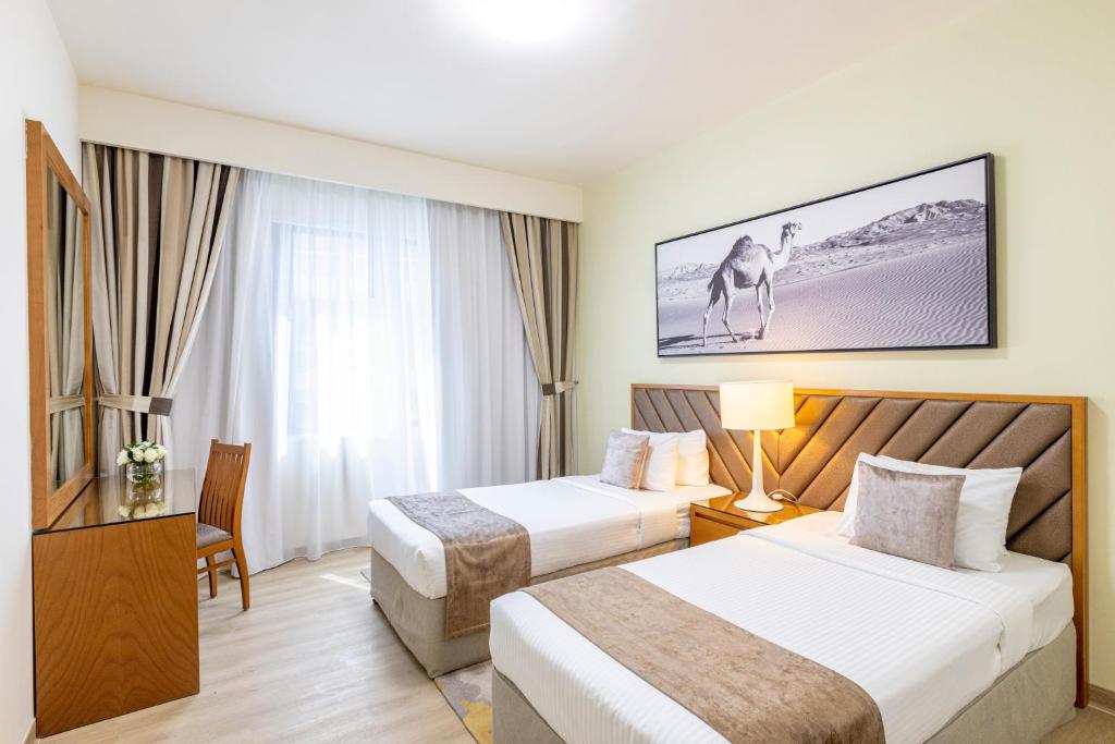 Grand Three Bedroom Suite with Balcony - Image 10