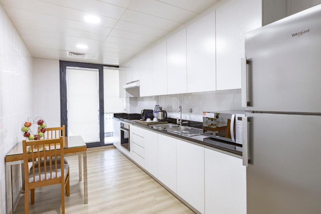 Grand Three Bedroom Suite with Balcony - Image 11