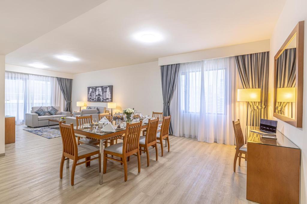 Grand Three Bedroom Suite with Balcony - Image 4