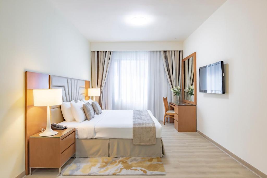 Grand Three Bedroom Suite with Balcony - Image 5