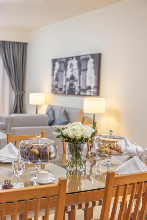 Grand Three Bedroom Suite with Balcony - Image 6
