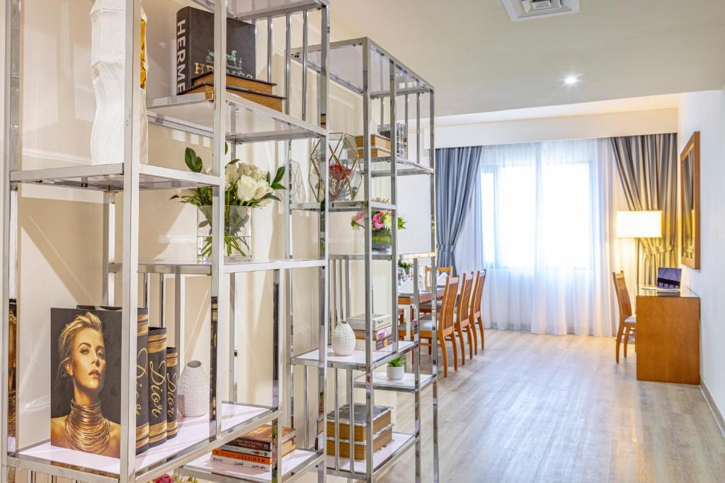 Grand Three Bedroom Suite with Balcony - Image 8