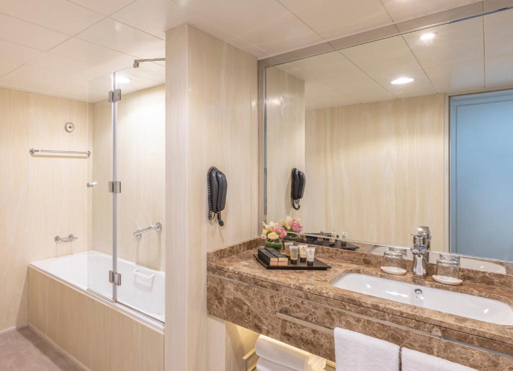 Grand Three Bedroom Suite with Balcony - Image 9