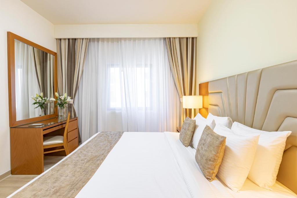 Premier Three Bedroom Suite With Balcony - Image 3