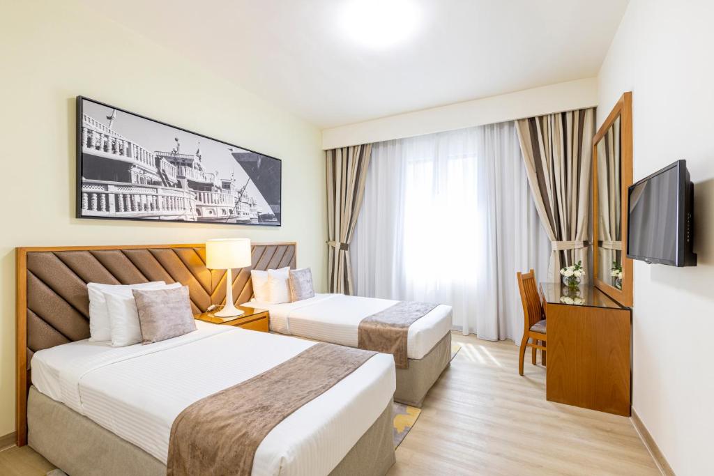 Premier Three Bedroom Suite With Balcony - Image 4